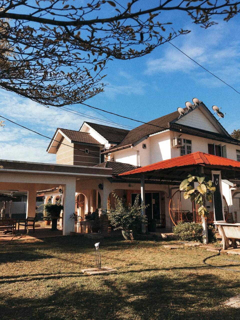 Sura Inn Дунгун Екстериор снимка